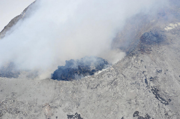 Cleveland Volcano in low-level eruption