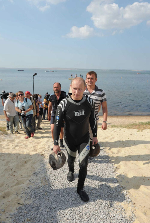 Versatile Putin dives to recover relics