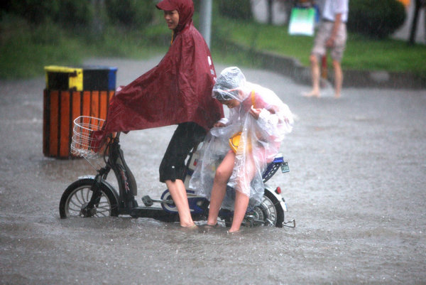 Heavy rain hits downtown Shanghai