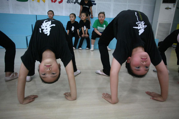 Children learn Peking Opera over summer