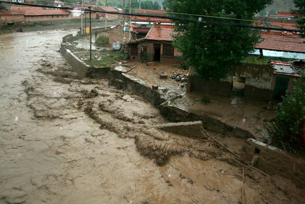 Roaring river floods NW Chinese city