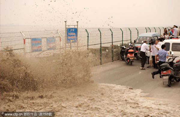 Qiantang River tide rushes in