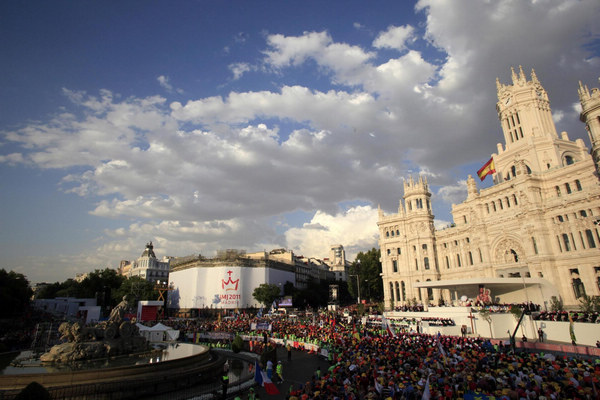 Pope Benedict XVI welcomed in Madrid