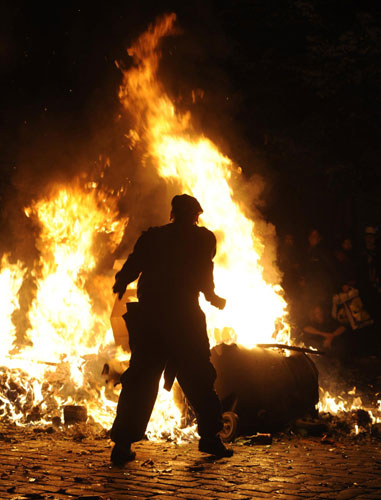 Demonstrators clash with police in Hamburg