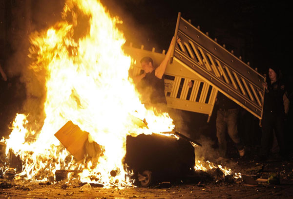 Demonstrators clash with police in Hamburg