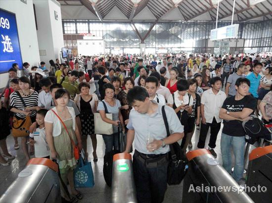 Influx of passengers crowd Suzhou railway station