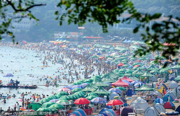 People jam seaside in summer heat, NE China