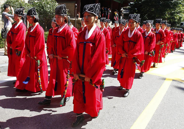 Graduates wear traditional costumes in Seoul