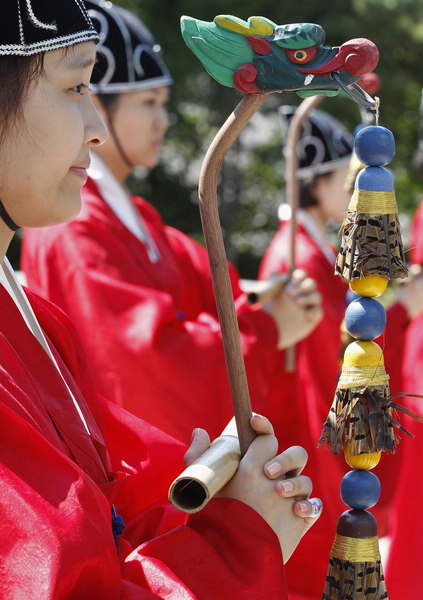 Graduates wear traditional costumes in Seoul