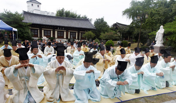 Confucian scholars hold ritual for bright weather