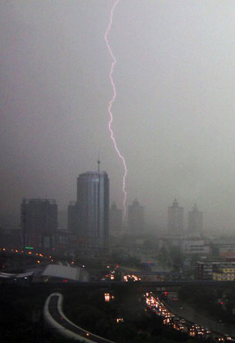 Heavy rain jams up Beijing