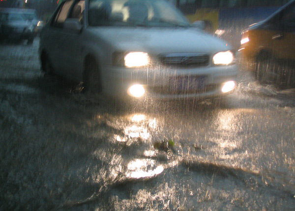 Heavy rain jams up Beijing