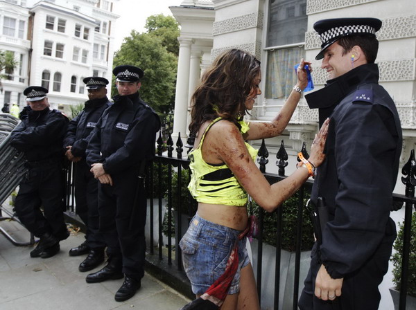 London embraces carnival 3 weeks after riots