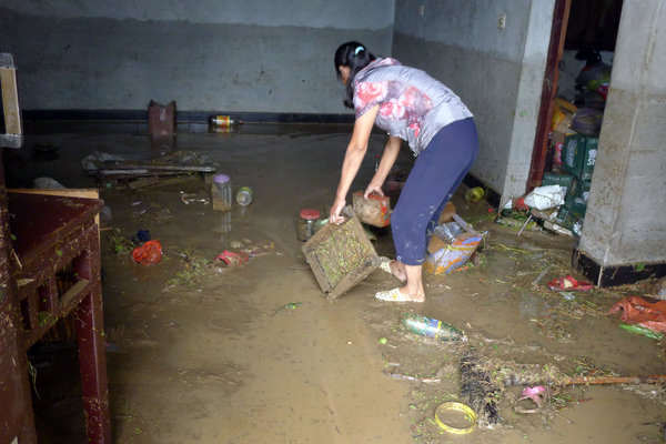 Storm lands in E China, triggering flood