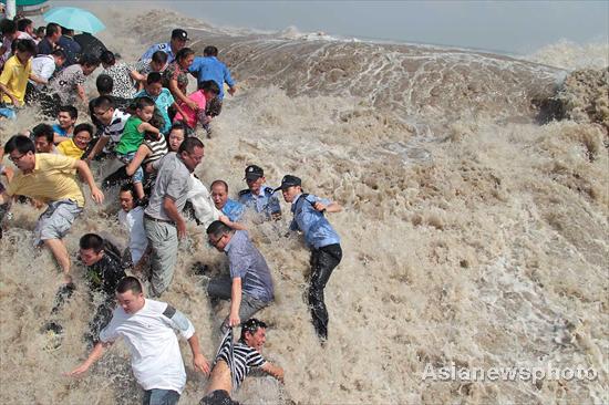 Qiantang River tides injure spectators