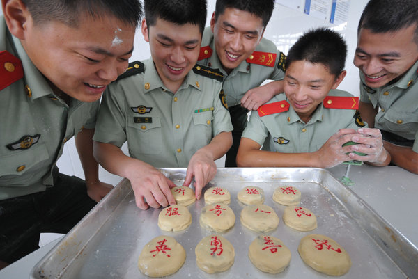 Soldiers prepare homemade mooncakes