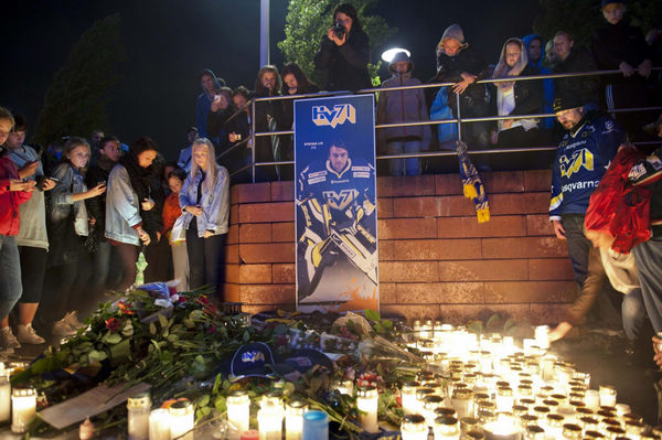 Ice hockey players mourned after crash