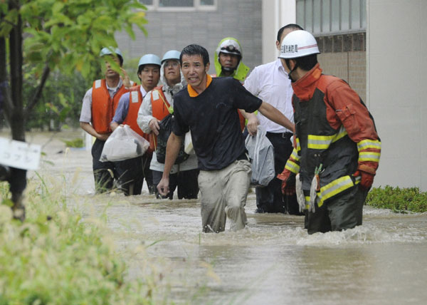 Typhoon Roke lashes Japan, killing at least 6