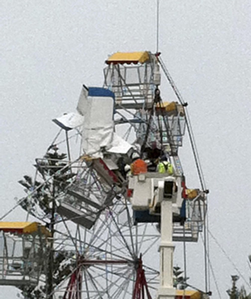 4 trapped as light plane sticks in Ferris wheel