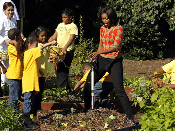 Kids help White House harvest