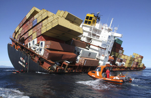 Oil leaks from stricken ship in NZ