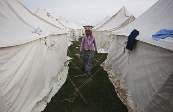 Turkey struggles to shelter people after quake