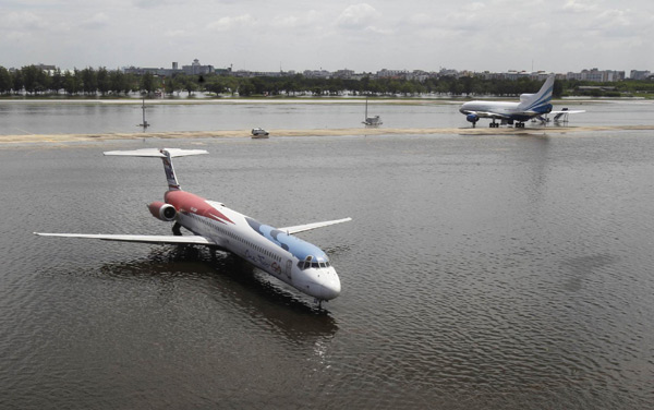 Bangkok flood kills 377, affects 2.2 million