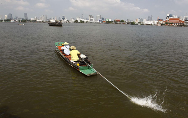 Thailand hopes flooded industrial estates back up