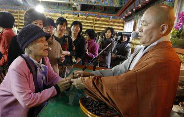 Koreans praying for offsprings' future