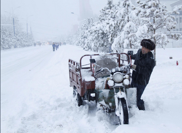 Heavy snow coats NW China's Altay