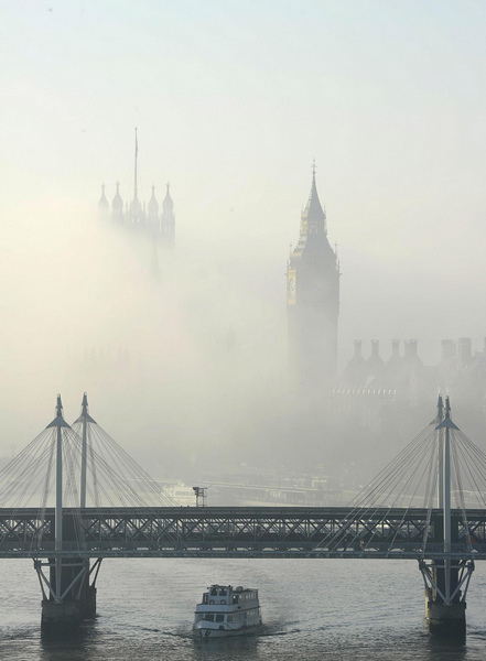 Mist covers House of Parliament in London