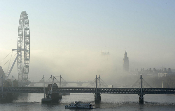 Mist covers House of Parliament in London