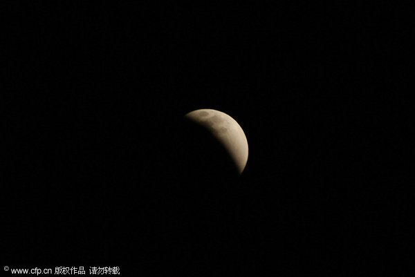 Chinese enjoy best lunar eclipse in decade