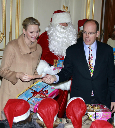 Monaco's royal couple give gifts to children