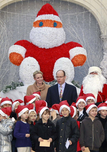 Monaco's royal couple give gifts to children