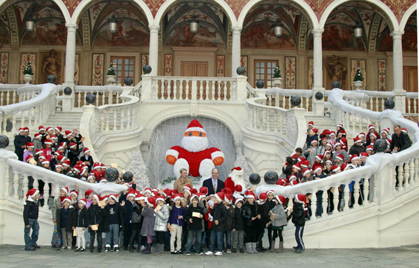 Monaco's royal couple give gifts to children