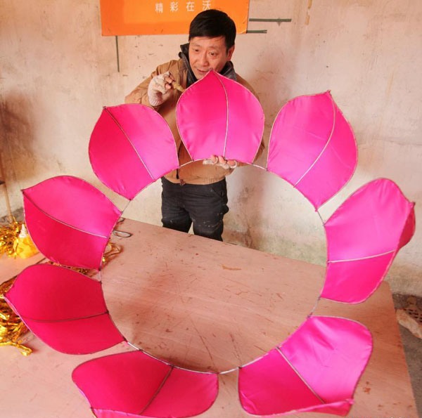 People prepare lanterns for New Year in E China