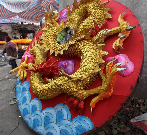 People prepare lanterns for New Year in E China