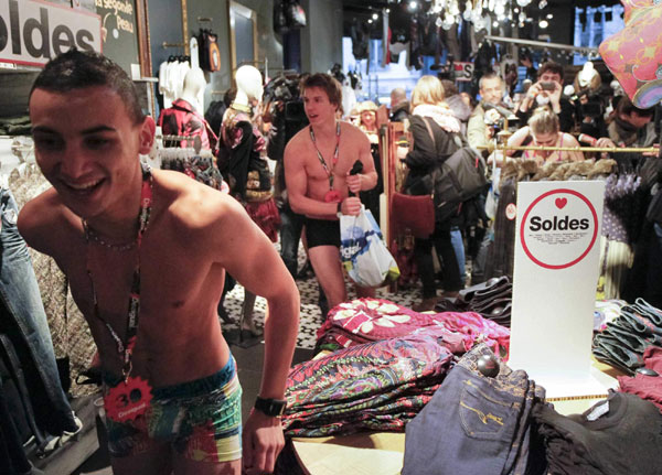 Shoppers in underwear for free clothes in Lyon