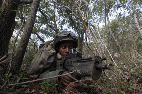 Israeli soldiers simulate battle conditions