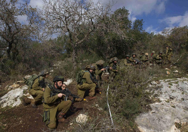 Israeli soldiers simulate battle conditions