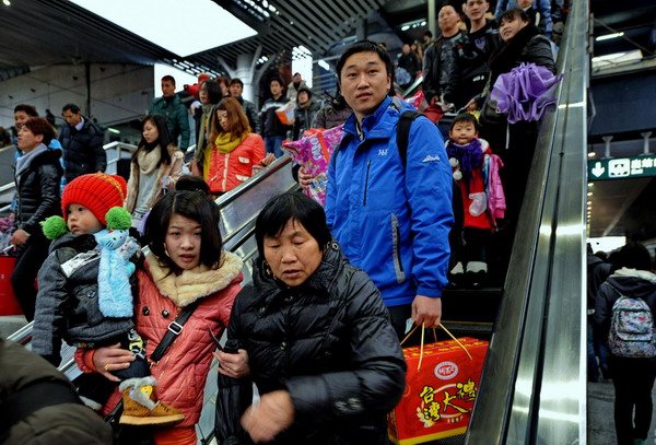 Rushing home on eve of Lunar New Year