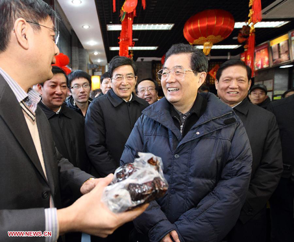 President Hu joins public to celebrate New Year