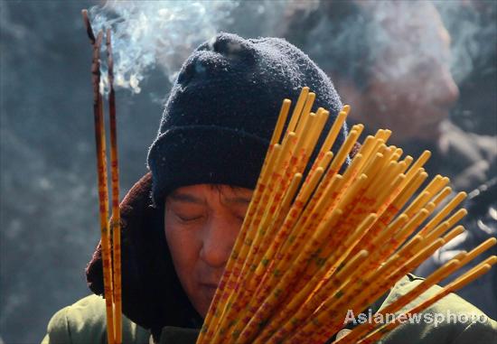 Incense and prayers for Lantern Festival