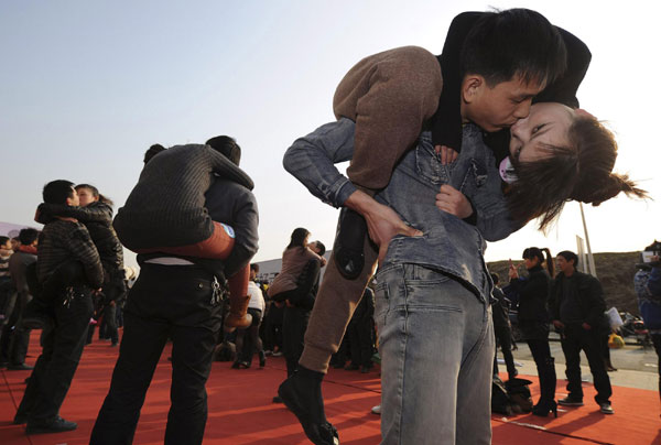 Couples lock lips for record in Hefei kiss marathon