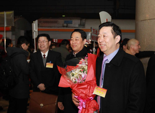 Deputies arrive in Beijing for two sessions