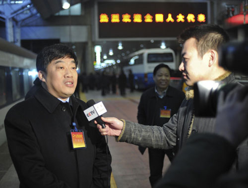 Deputies arrive in Beijing for two sessions