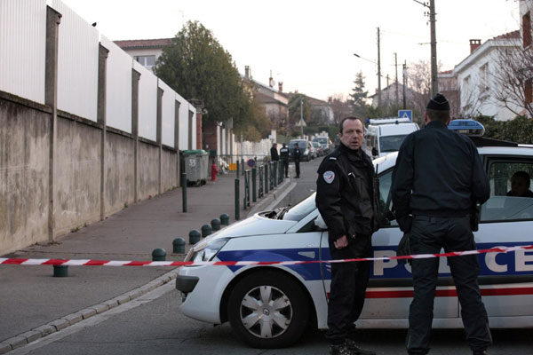 French police swoop on suspects in school killings