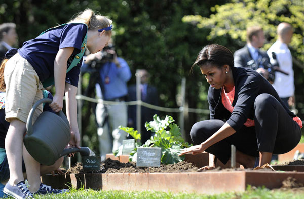 Kids helps US first lady plant White House garden