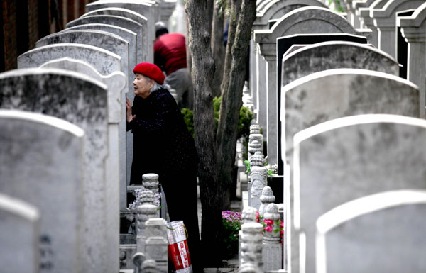 Paying respects at Qingming